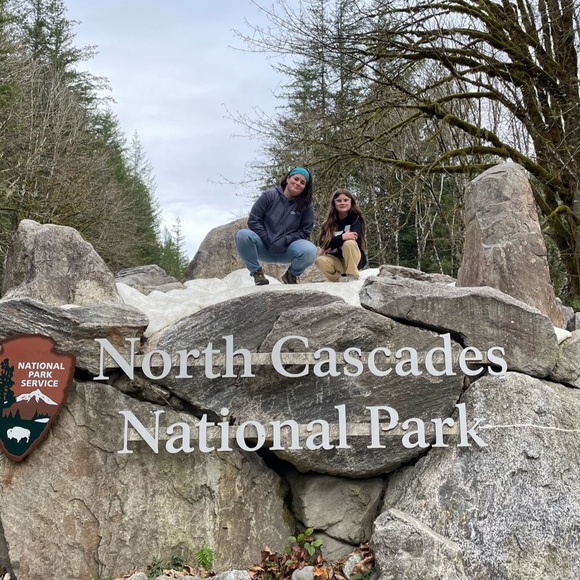 Hi! Meet Jasmine, your posher. Mom, shopper, seller and treasure hunter. 💙✌🏻👑 - Picture 5 of 12